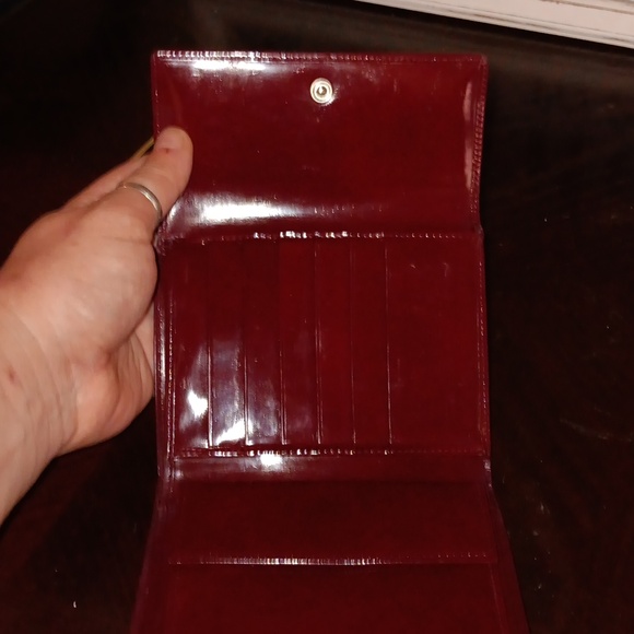 CARTIER EUC BEAUTIFUL SIGNATURE BURGUNDY TRIFOLD WALLET - Picture 7 of 13